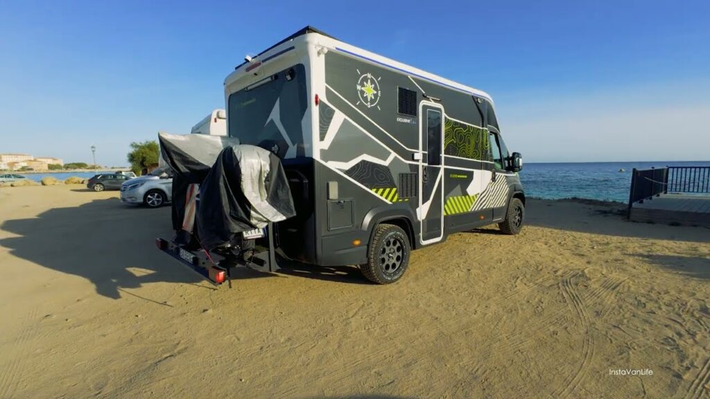 Kadr z filmu: kamper zaparkowany przy plaży na Korsyce