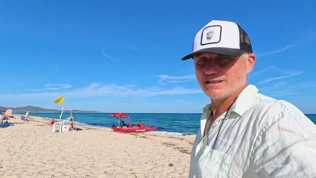 Kadr z filmu: plaża Costa Rei na Sardynii