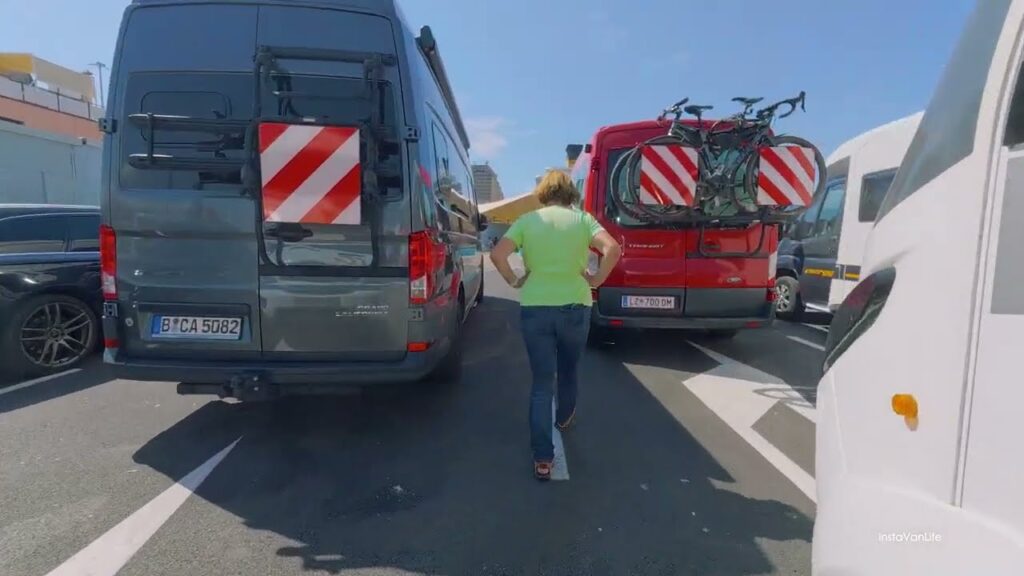 Kadr z filmu: kolejka pojazdów w porcie przed wjazdem na prom