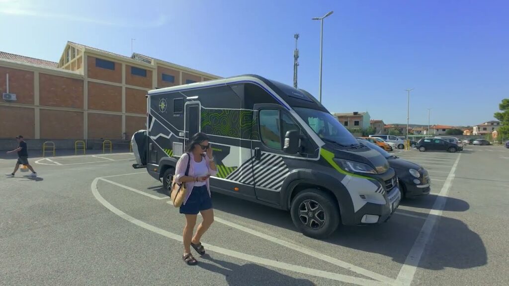 Kadr z filmu: kamper na parkingu we Włoszech